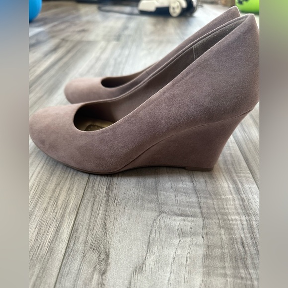 Dexflex Comfort Karlie Women’s Round Toe Faux Suede Wedge Heels Taupe Size 5.5 - Picture 6 of 8